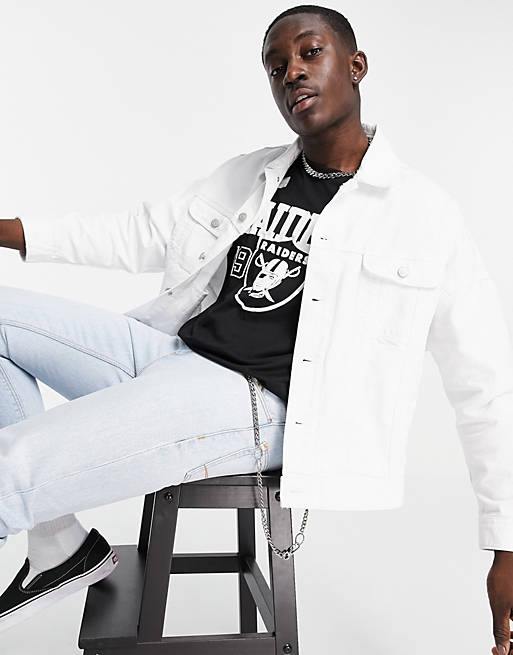 Men's white denim jacket casual outfit